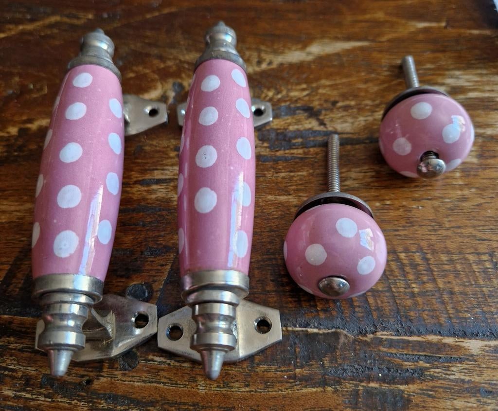 Set roze brocante meubelgrepen en kastknoppen met stippen, Ophalen of Verzenden
