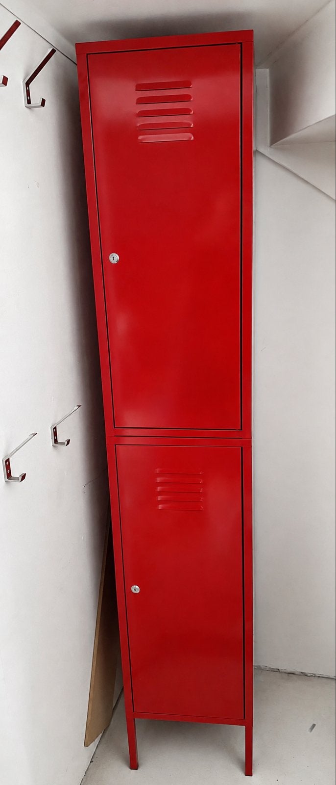 Rode metalen locker met gebroken sleutel, Huis en Inrichting, Kasten | Lockerkasten, Ophalen of Verzenden, Gebruikt