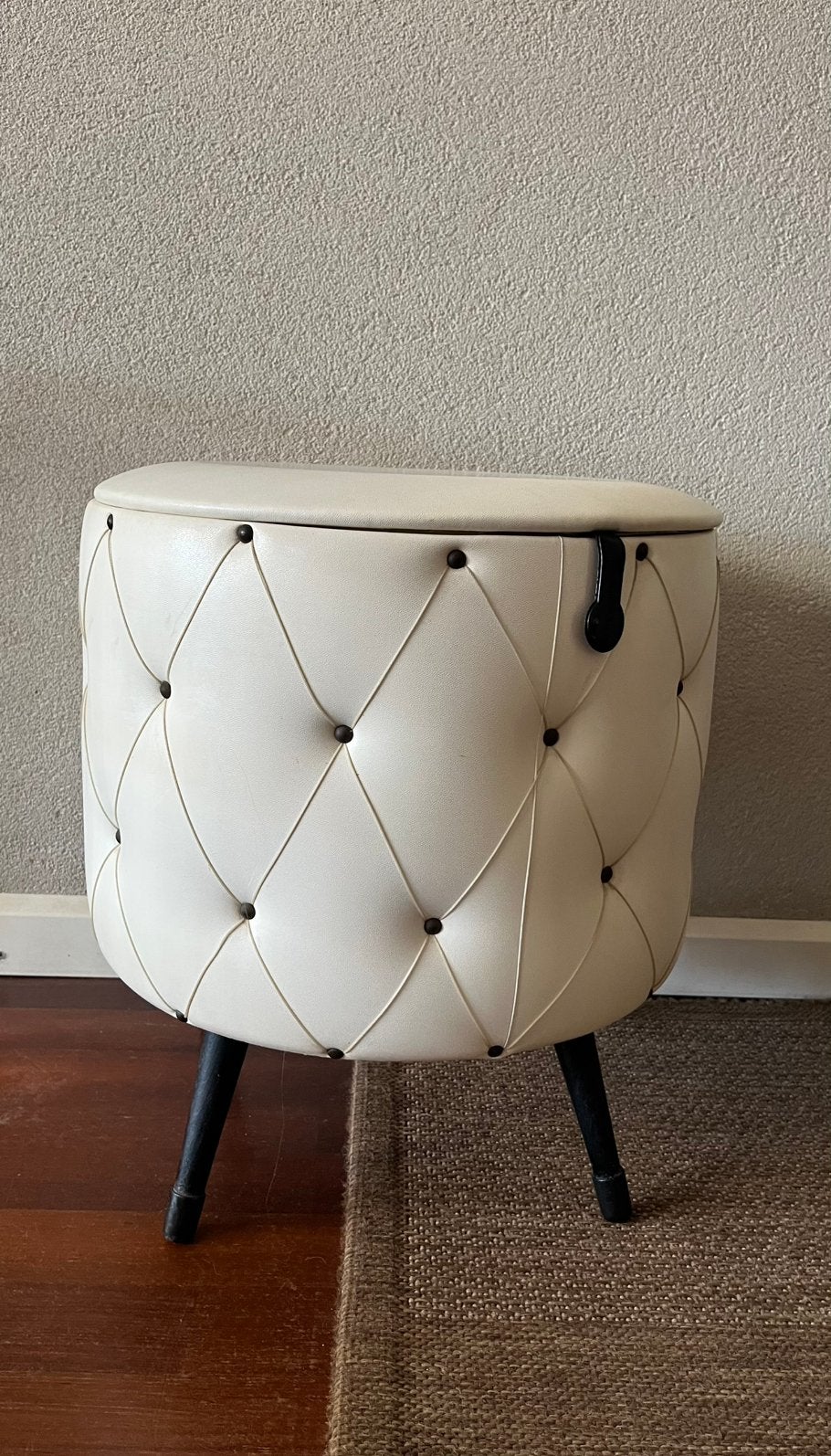 Vintage witte kunstleder gecapitonneerde poef - jaren ‘50, Ophalen