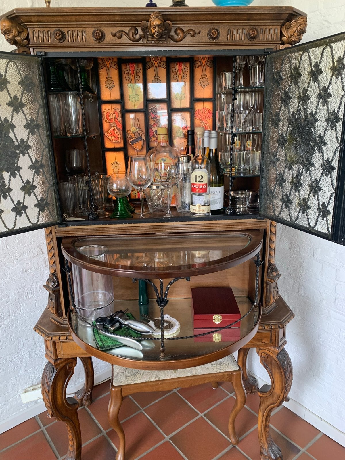 Antieke drankenkast / minibar met prachtig houtsnijwerk, Ophalen