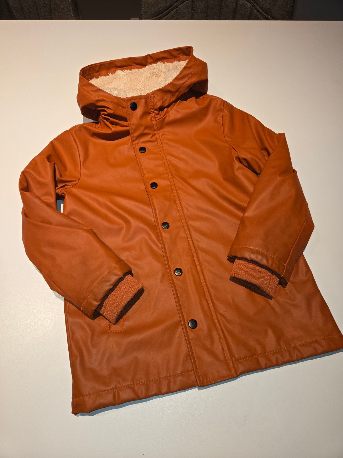 Oranje/bruine regenjas met teddy voering -HEMA-  Maat 122/12, Ophalen of Verzenden, Gebruikt, Hema, Jongen of Meisje