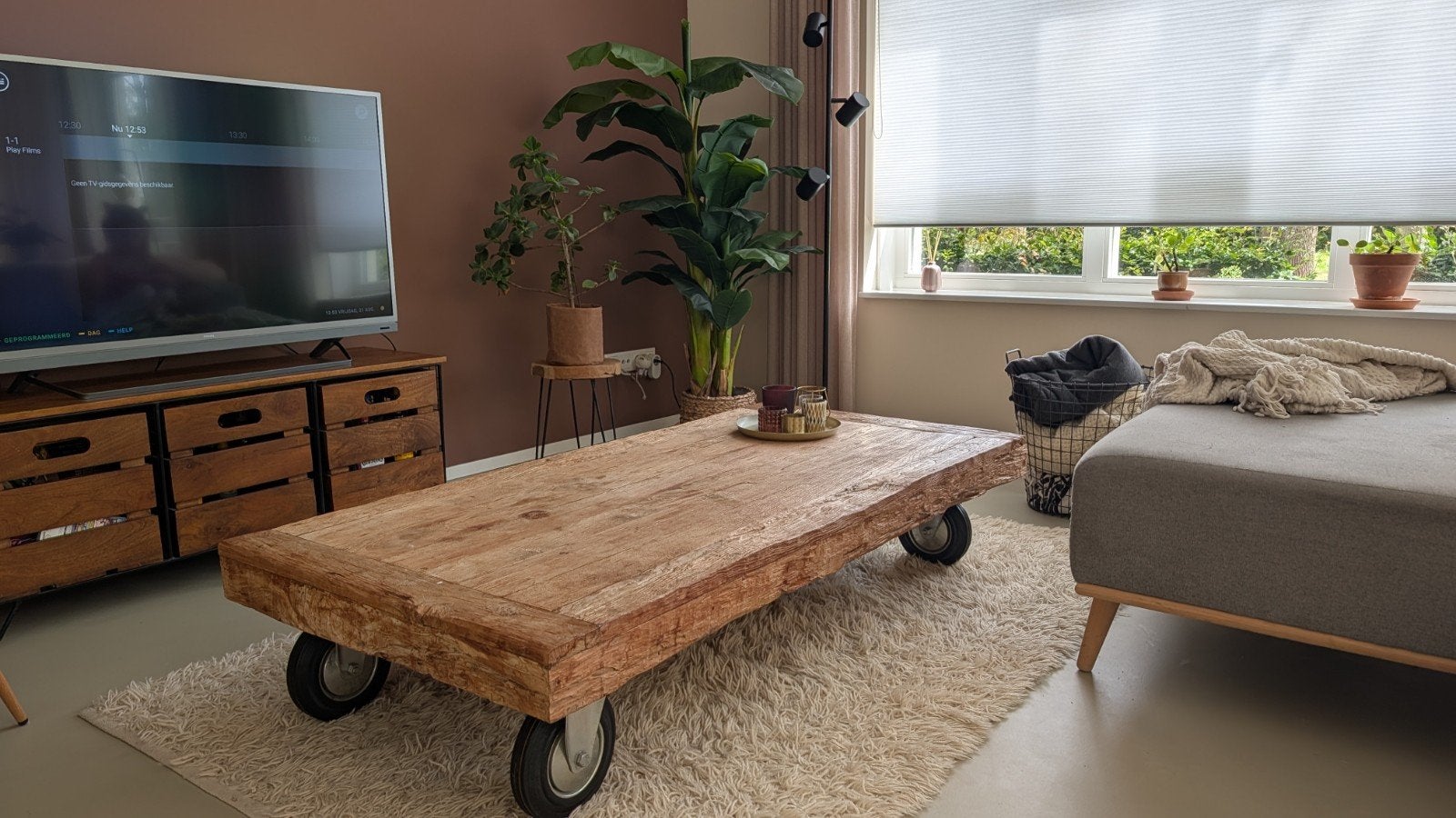 Grote, lage, retro houten salontafel op wielen, Ophalen, 50 tot 100 cm, Zo goed als nieuw, Retro vintage