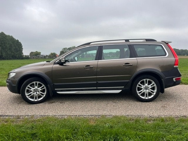 Volvo XC70 2.4 D4 AWD Geartronic 2016 Bruin, Auto's, Automaat, Dealer onderhouden, 1694 kg, 197 €/maand