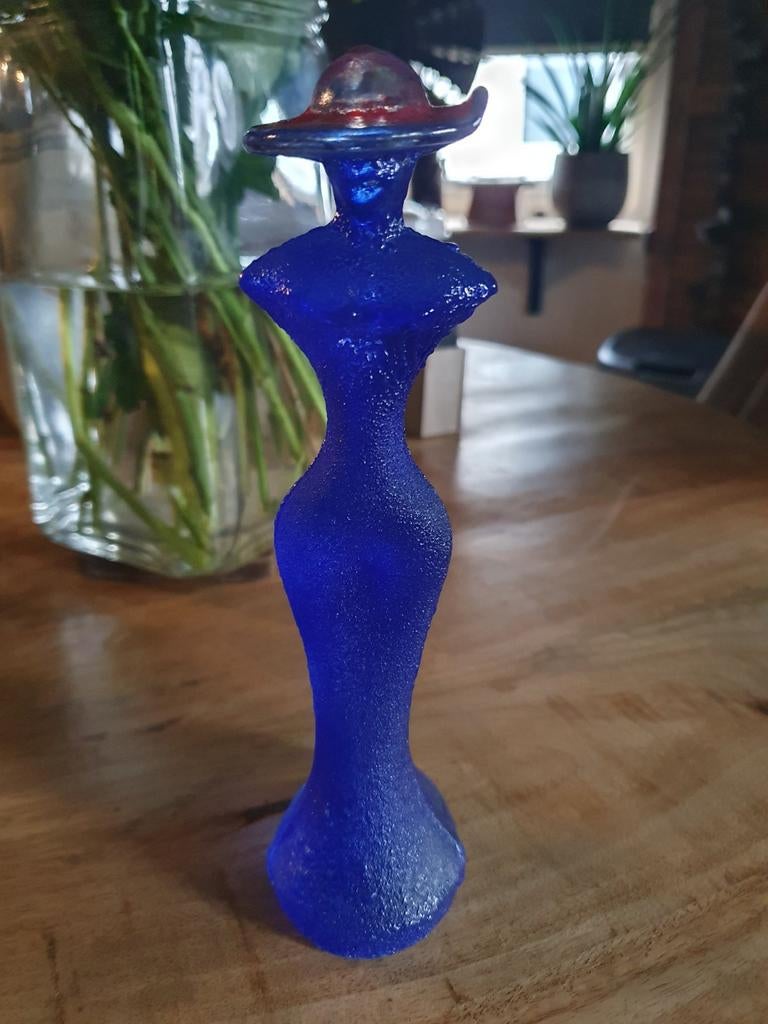 Blauw glazen beeldje van dame met hoed kosta boda, Ophalen of Verzenden
