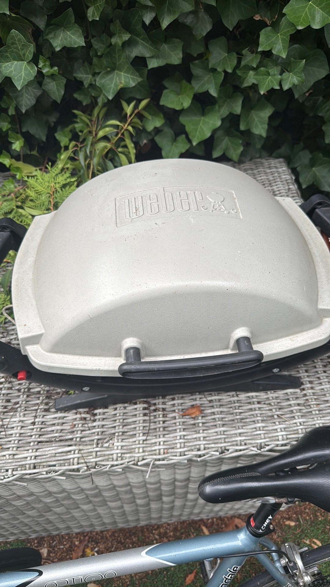 Weber Q100 gas BBQ / barbecue met gasslang en drukregelaar, Ophalen, Zo goed als nieuw