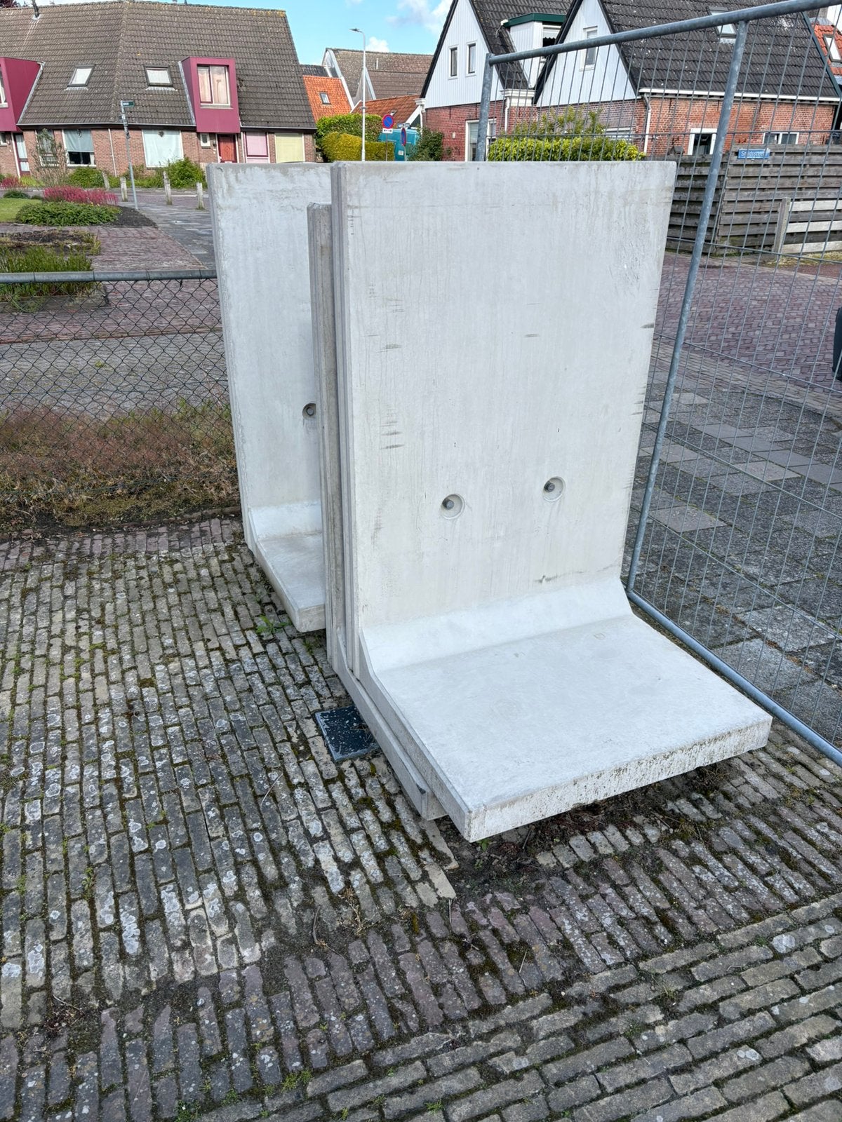 Beton keerwanden, Ophalen, Zo goed als nieuw