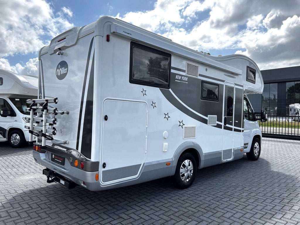 Miller New York Alkoof/Enkele-bedden/2022/Euro-6/Airco/6.8M!, Caravans en Kamperen, Overige merken, Alkoof, 6 tot 7 meter, Bedrijf