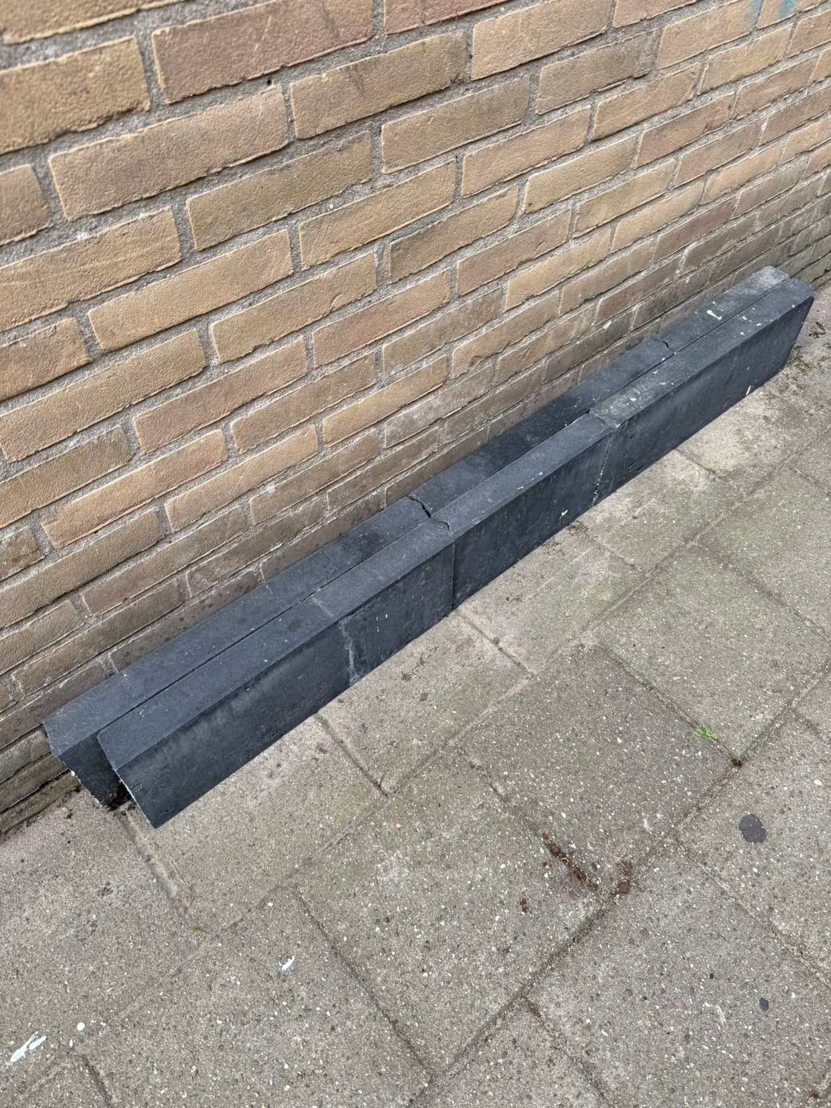 GRATIS Zwarte opsluitbanden beton 6x20cm Weg is weg, Tuin en Terras, Ophalen, Zo goed als nieuw, Overige materialen, Minder dan 3 meter