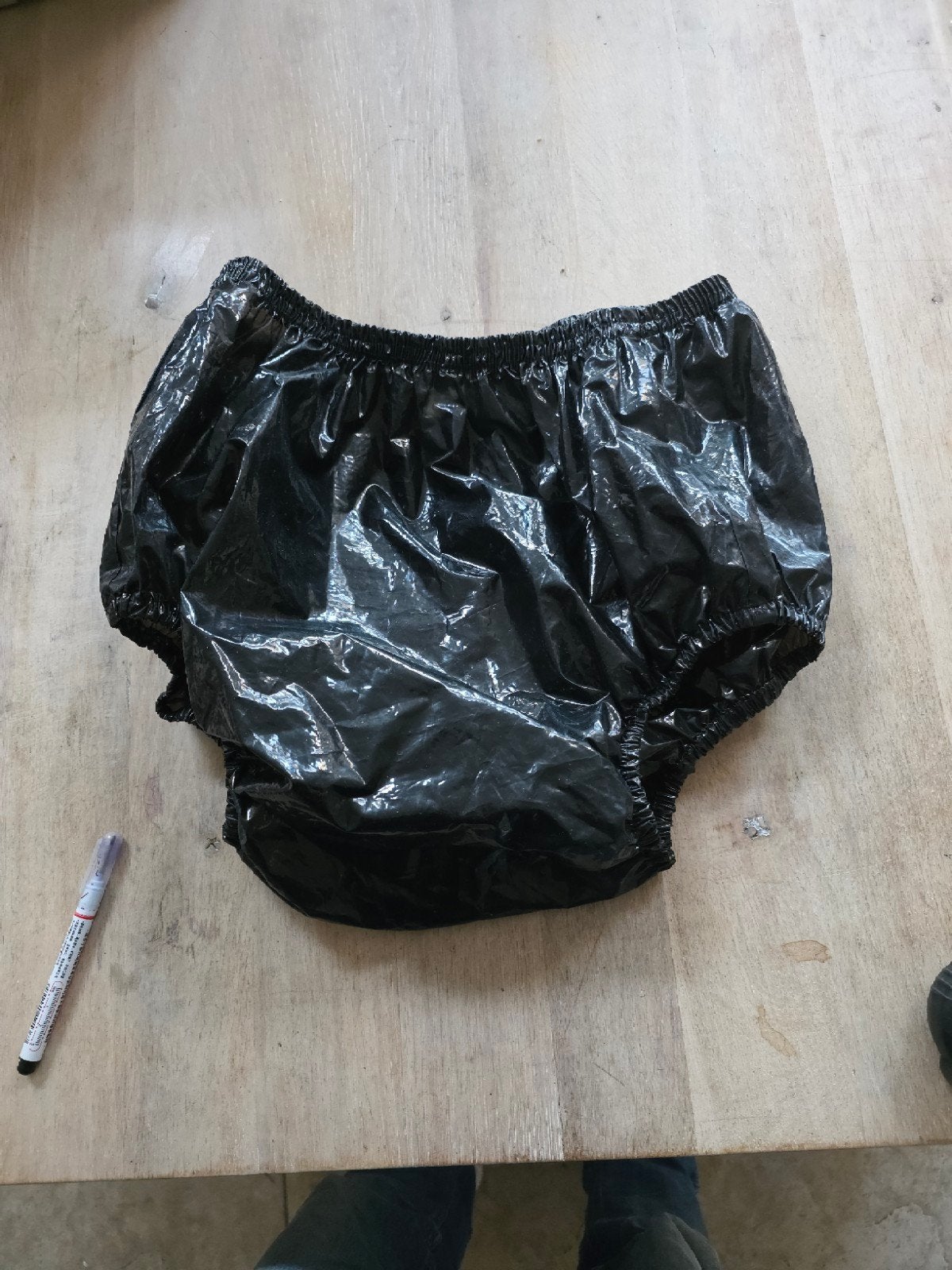 Zwarte plastic broek -maat L kraakt haian nr 13, Diversen, Ophalen of Verzenden, Nieuw