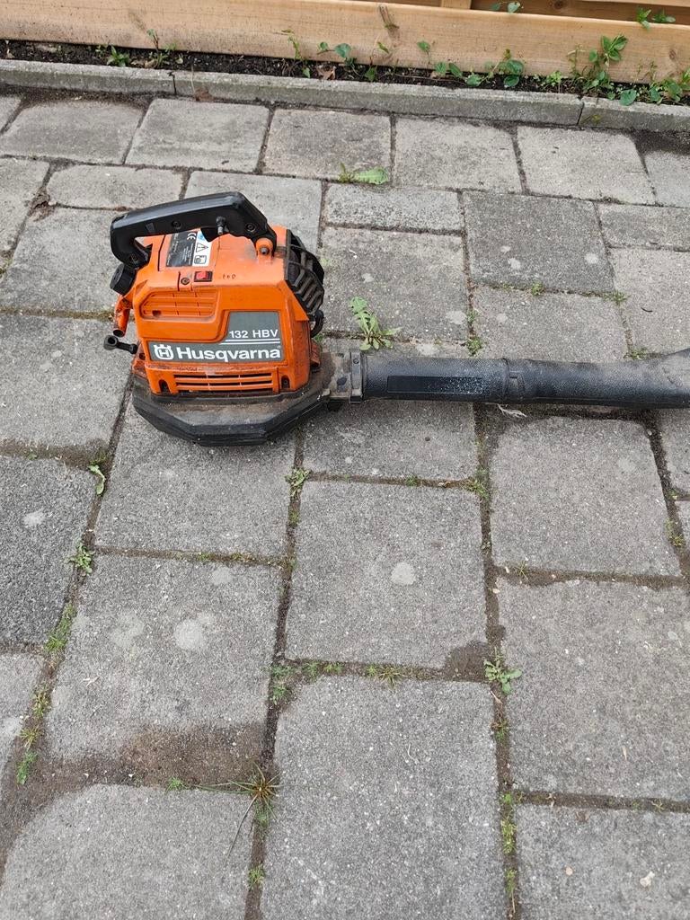 Husqvarna 132 HBV Bladblazer - Krachtig en Betrouwbaar, Tuin en Terras, Bladblazers, Benzine, Gebruikt, Handgedragen, Ophalen of Verzenden