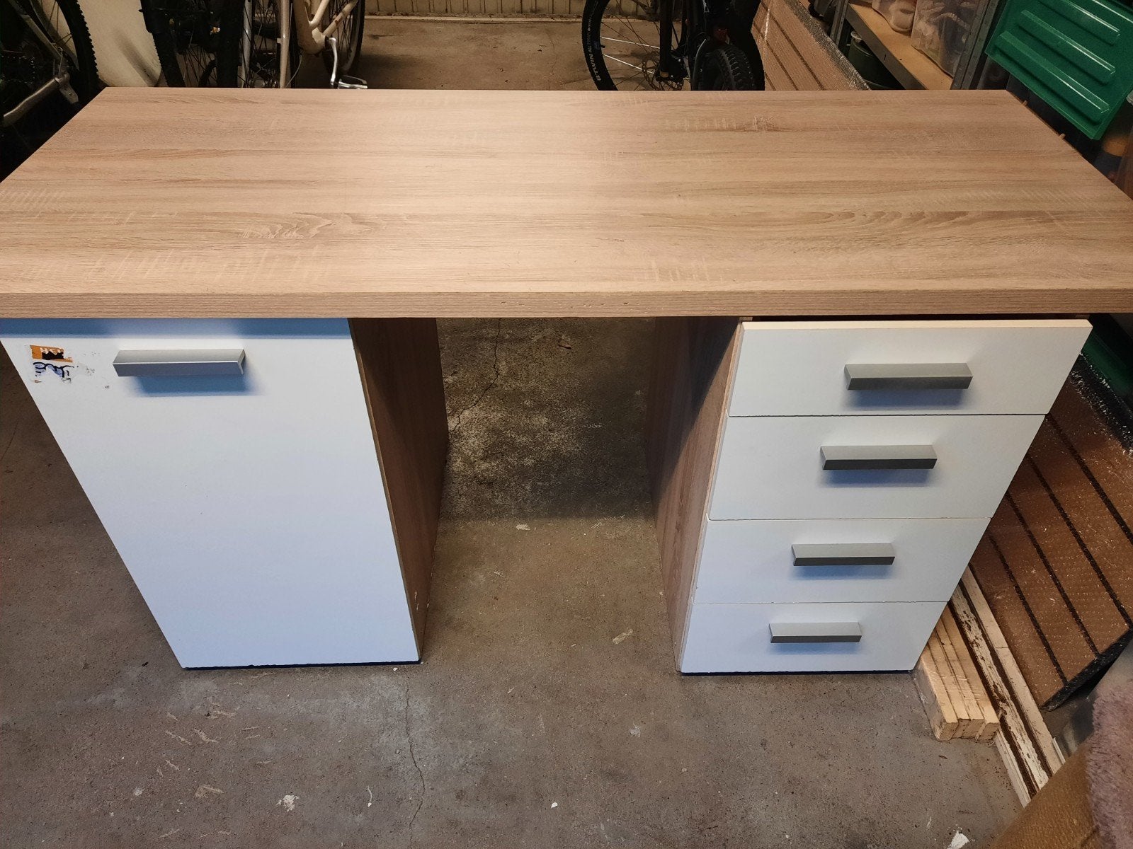 Bureau met lades en kast, Ophalen