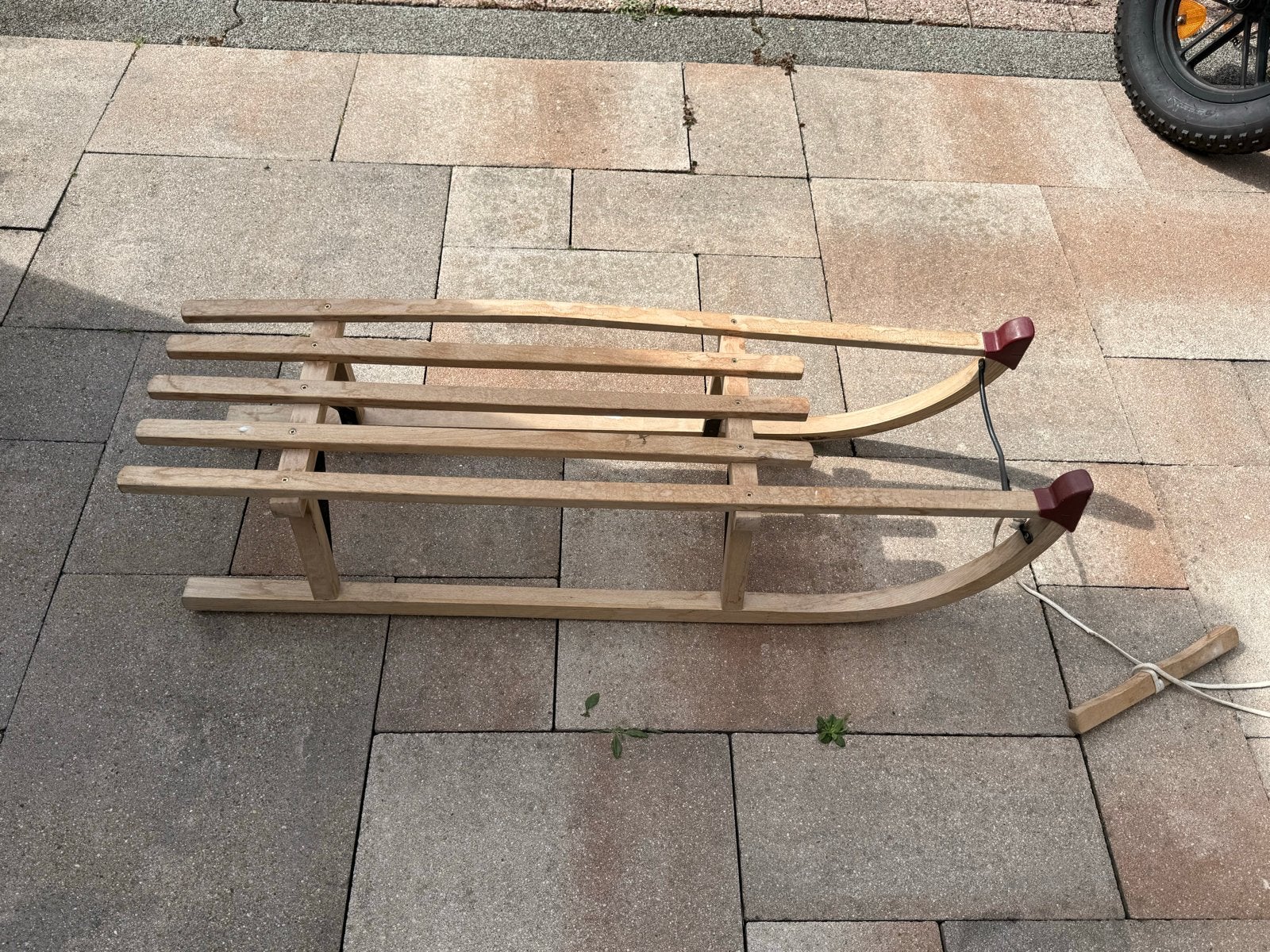 Houten slee met trekkoord, Ophalen, Gebruikt, Hout