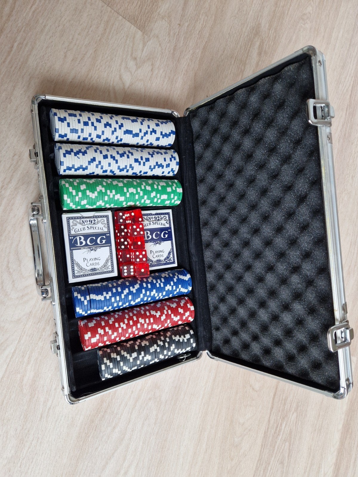 Pokerset met fiches, kaarten en dobbelstenen in koffer, Ophalen, Zo goed als nieuw, Onbekend