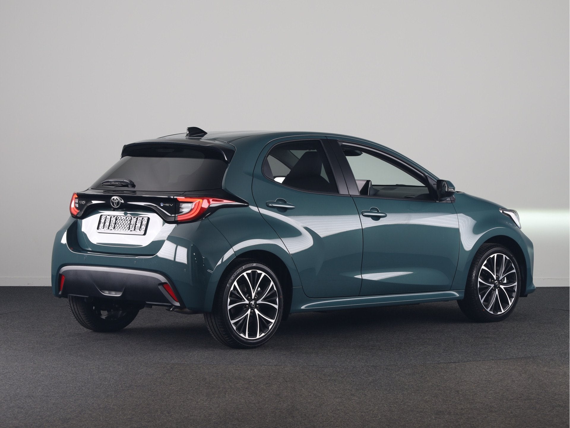 Toyota Yaris 1.5 Hybrid 115 Dynamic *NIEUW* | Direct leverba, Auto's, Stof, Zwart, 116 pk, 1490 cc