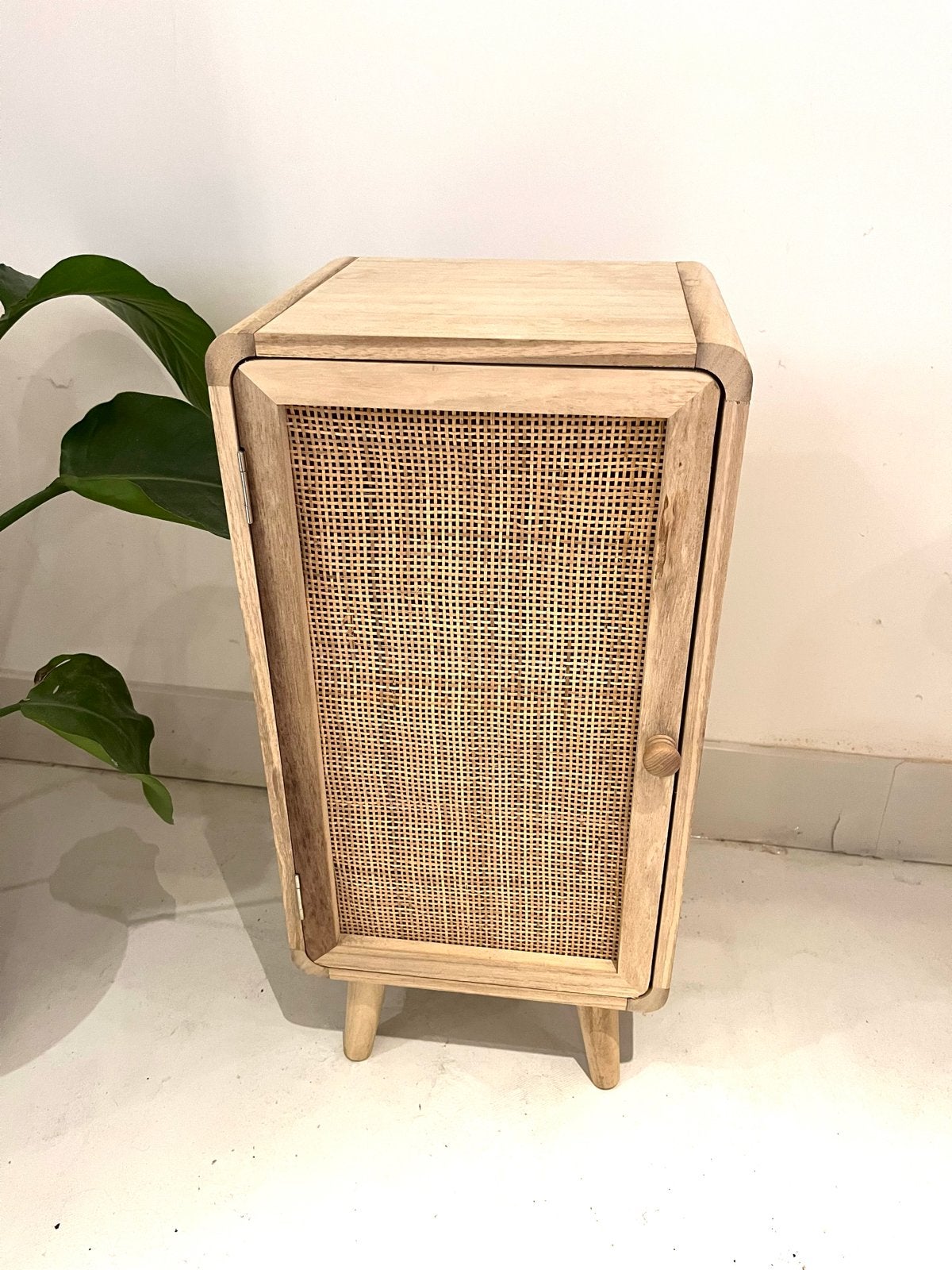 Houten kastje met rotan deur - Nachtkastje/Bijzettafel, Ophalen, Gebruikt