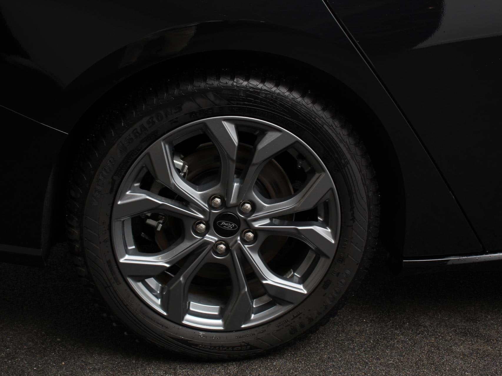 Ford Focus Wagon 1.0 EcoBoost Hybrid 155pk Automaat ST Line, Stof, 1404 kg, Zwart, 19 km/l