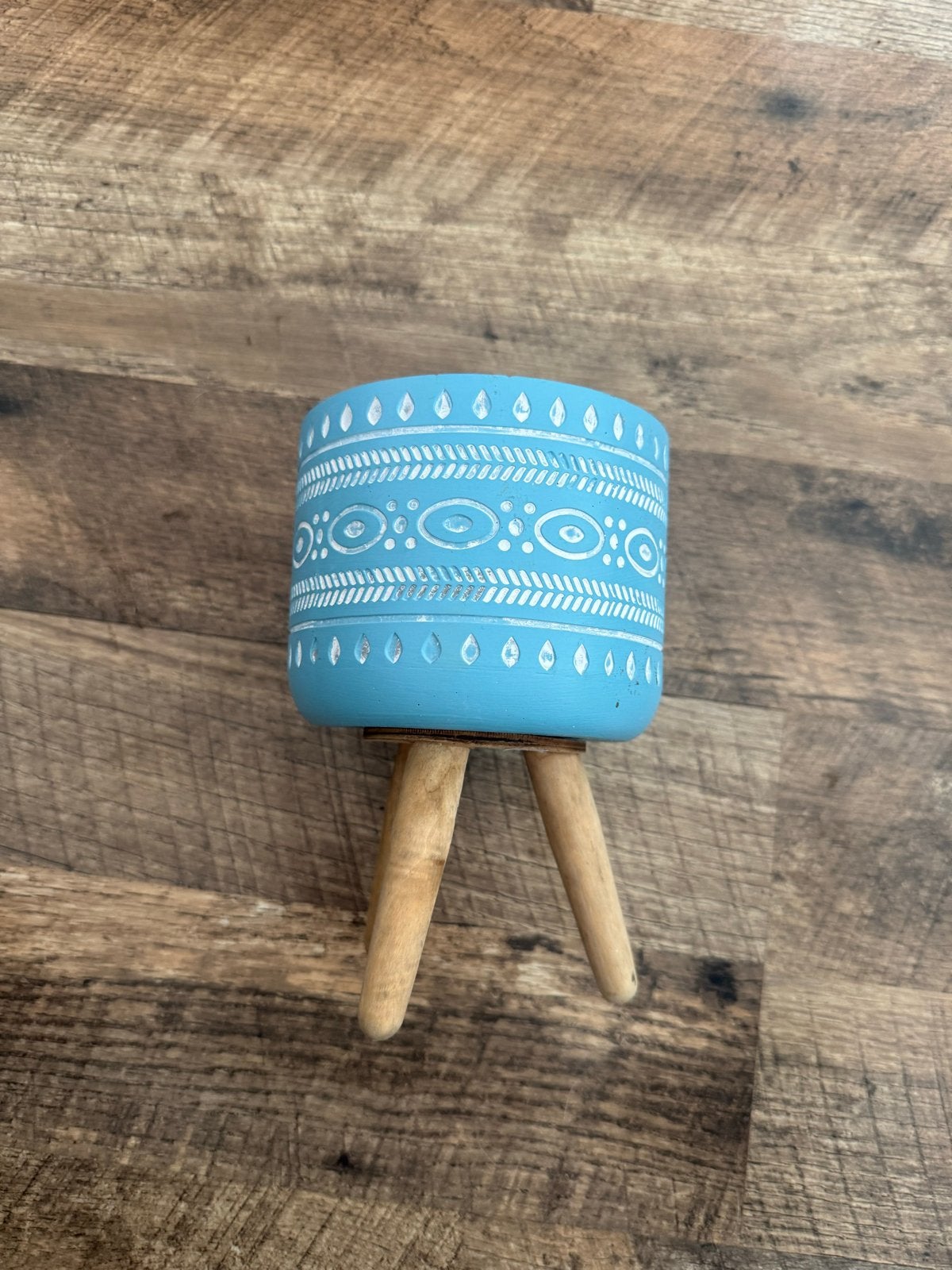 Blauwe bloempot met houten pootjes en wit patroon, Huis en Inrichting, Woonaccessoires | Overige, Hout, Blauw, Boho, Ophalen of Verzenden
