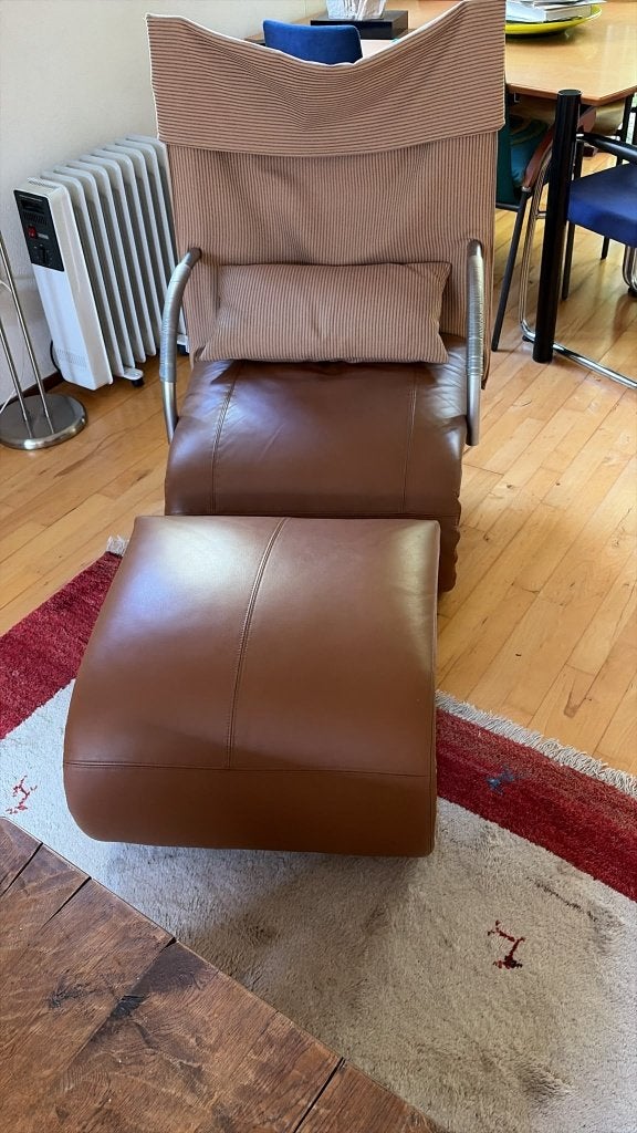 Ligne Roset fauteuil met hocker, Ophalen, Leer, 75 tot 100 cm, Zo goed als nieuw