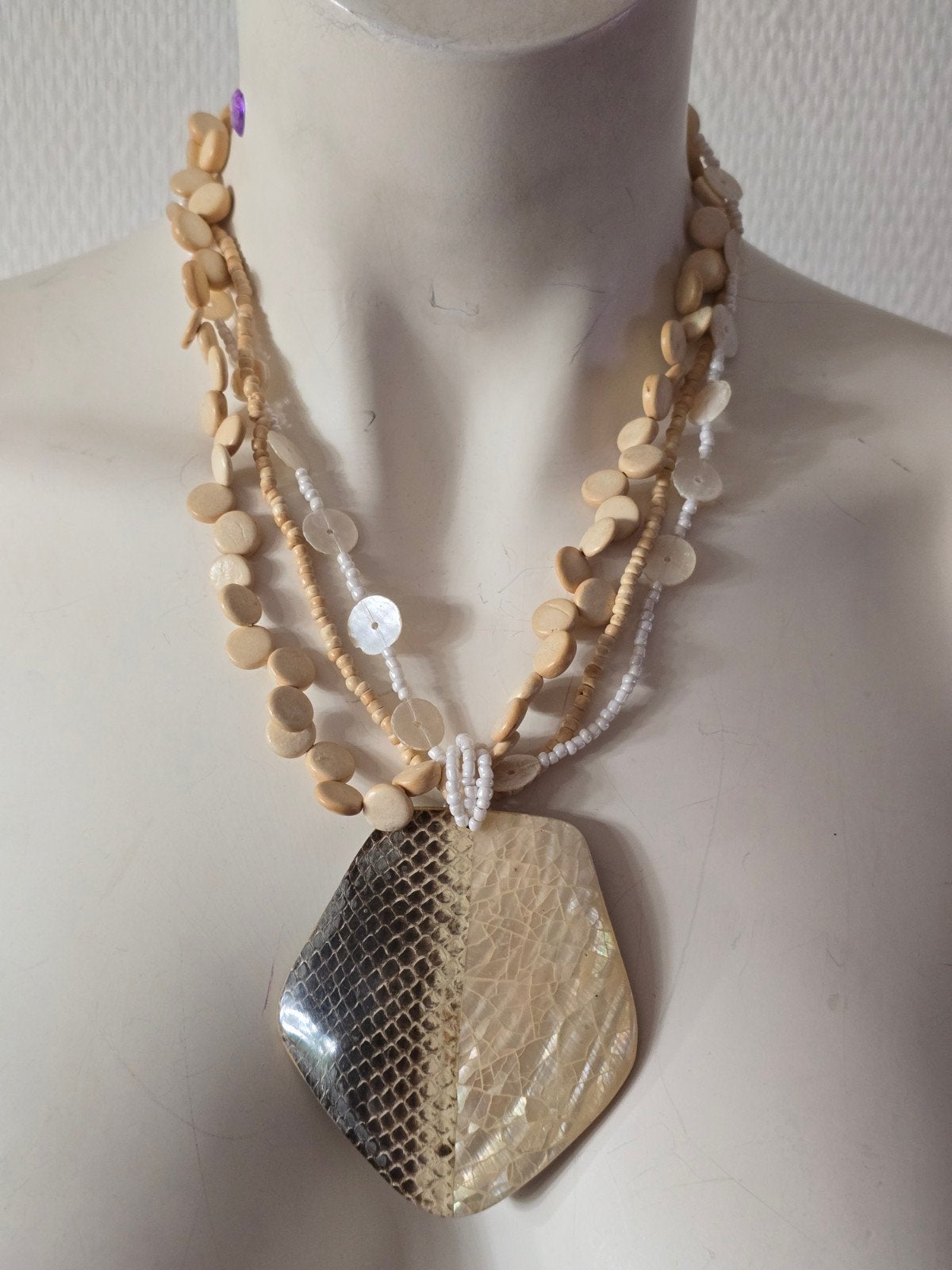 Houten kralen ketting met hanger van slangenhuid, Met hanger, Overige materialen, Gebruikt, Beige