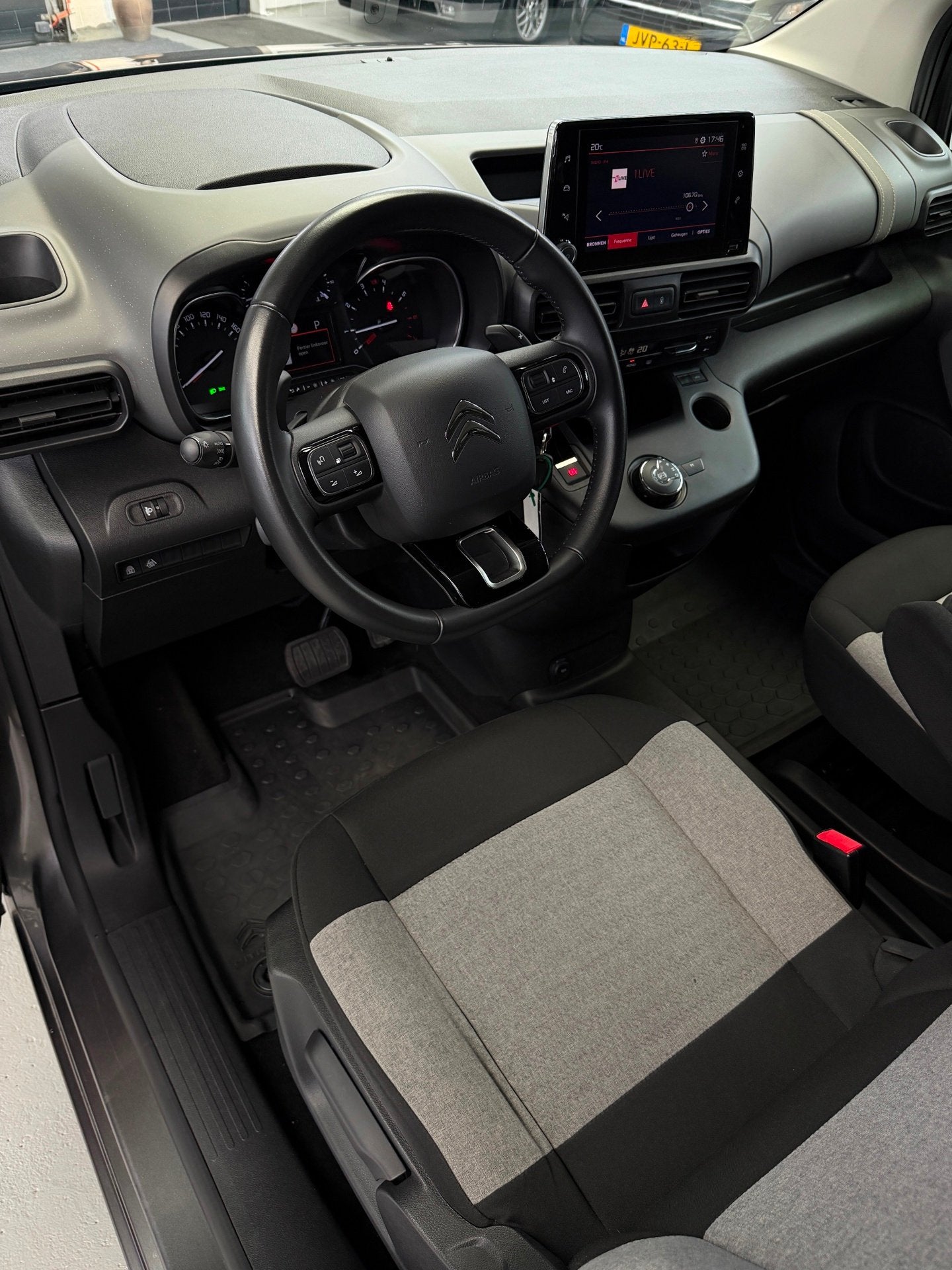 Citroen Berlingo 1.2 PureTech Rip Curl Edition CarPlay Camer, Auto's, Gebruikt, Zwart, 1199 cc, Met garantie (alle)