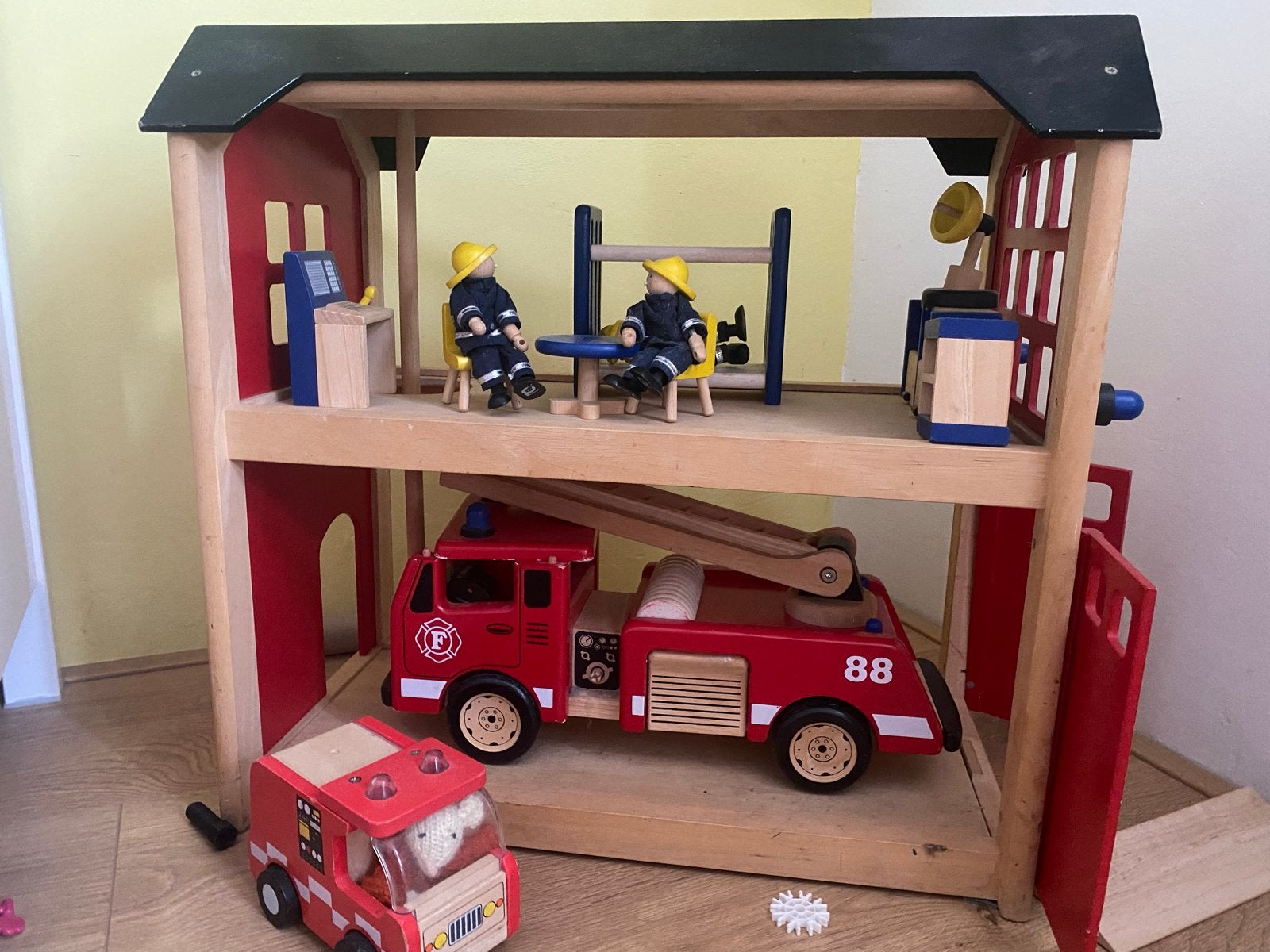 Pintoy houten Brandweerkazerne met accessoires, Kinderen en Baby's, Speelgoed | Houten speelgoed, Ophalen, Gebruikt, Meubelstuk of Keukentje