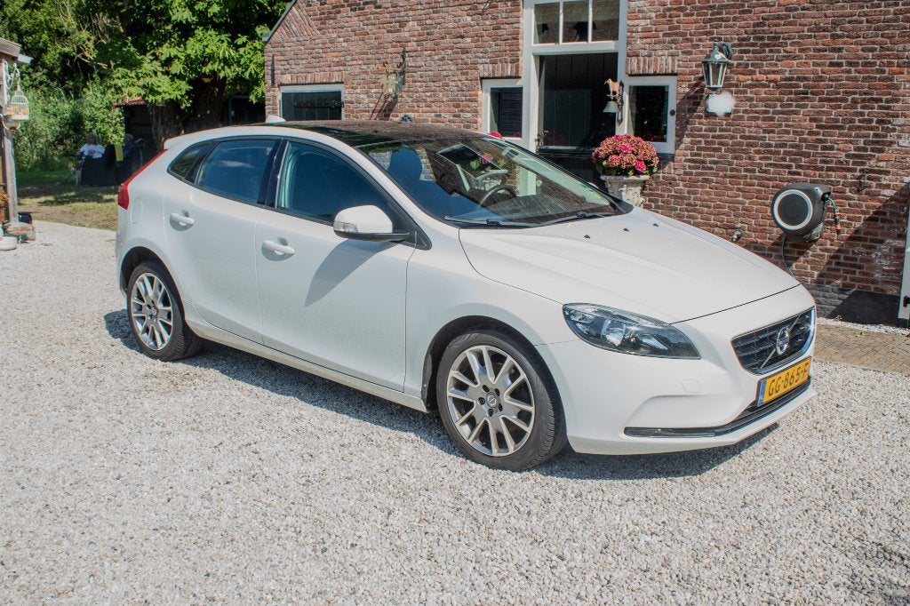 Volvo V40 2.0L T2 Kinetic 122PK 2015 Ice White, Auto's, Volvo, Voorwielaandrijving, Stof, Zwart, 4 cilinders