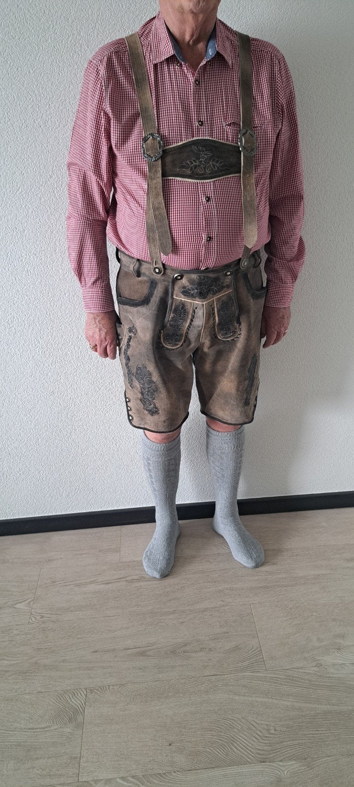 Lederhosen set: Lederhosen, 2 overhemden & sokken, Ophalen, Gedragen