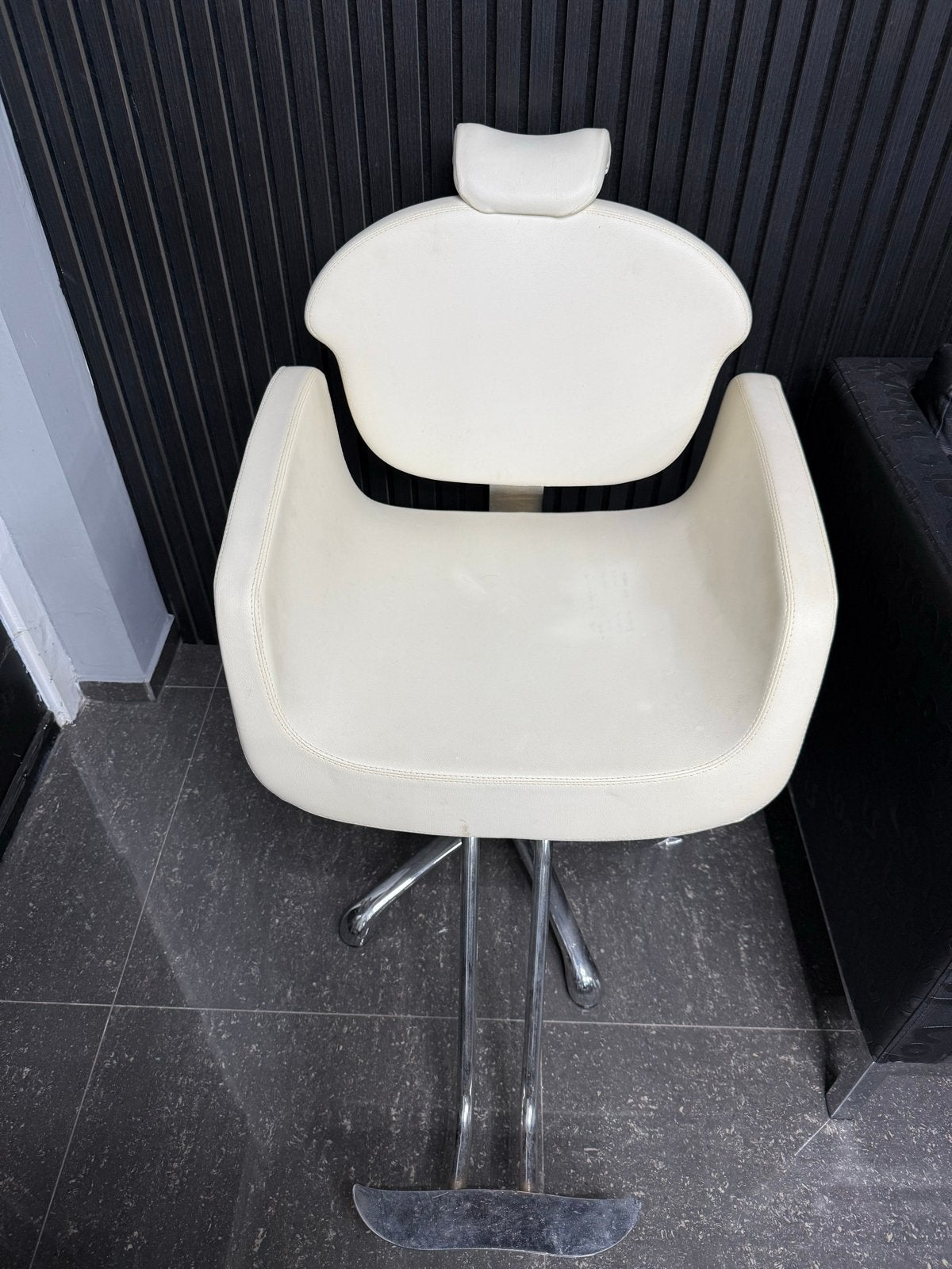 Beautystoel / Kappersstoel / met verstelbare hoofdsteun, Huis en Inrichting, Stoelen, Ophalen, Gebruikt, Wit, Leer