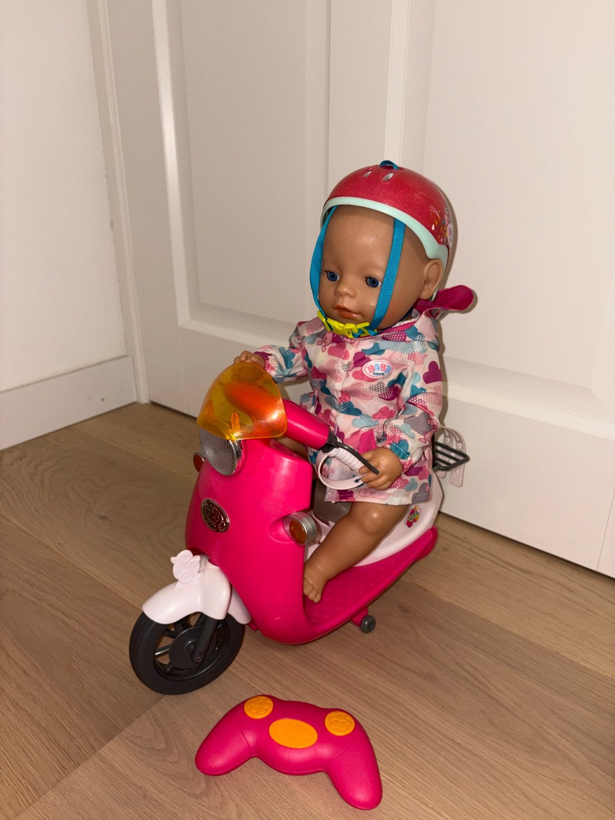 Baby Born scooter met afstandsbediening en helm, Ophalen, Gebruikt, Afstandsbediening
