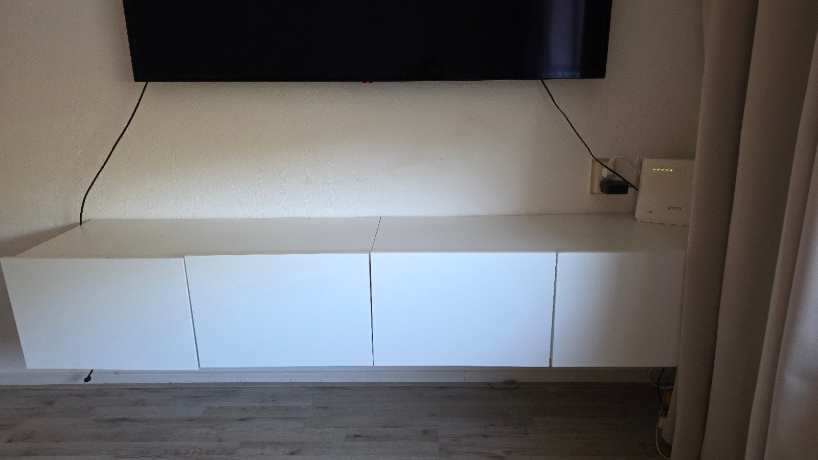 Witte muurkast