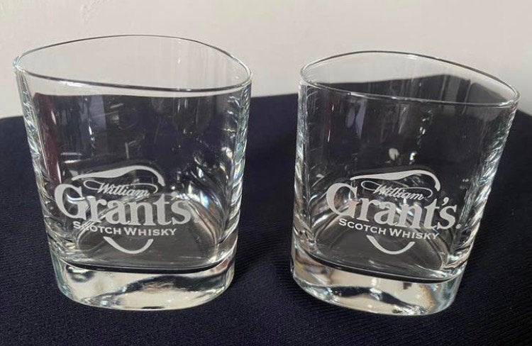2 William’s Grant’s scotch whisky glazen. H. 9 cm., Ophalen, Zo goed als nieuw, Borrel- of Shotglas