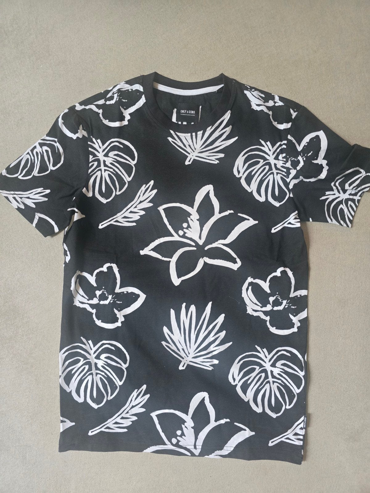 Only & Sons Heren T-shirt Maat S - Nieuw met tropische print, Zwart, Nieuw, Ophalen of Verzenden, Maat 46 (S) of kleiner