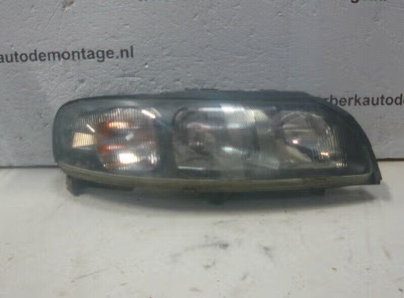 KOPLAMP RECHTS Volvo XC70 (SZ) (01-2000/08-2007) (8693568), Gebruikt, Info@volvocars.com, Ophalen of Verzenden, Volvo