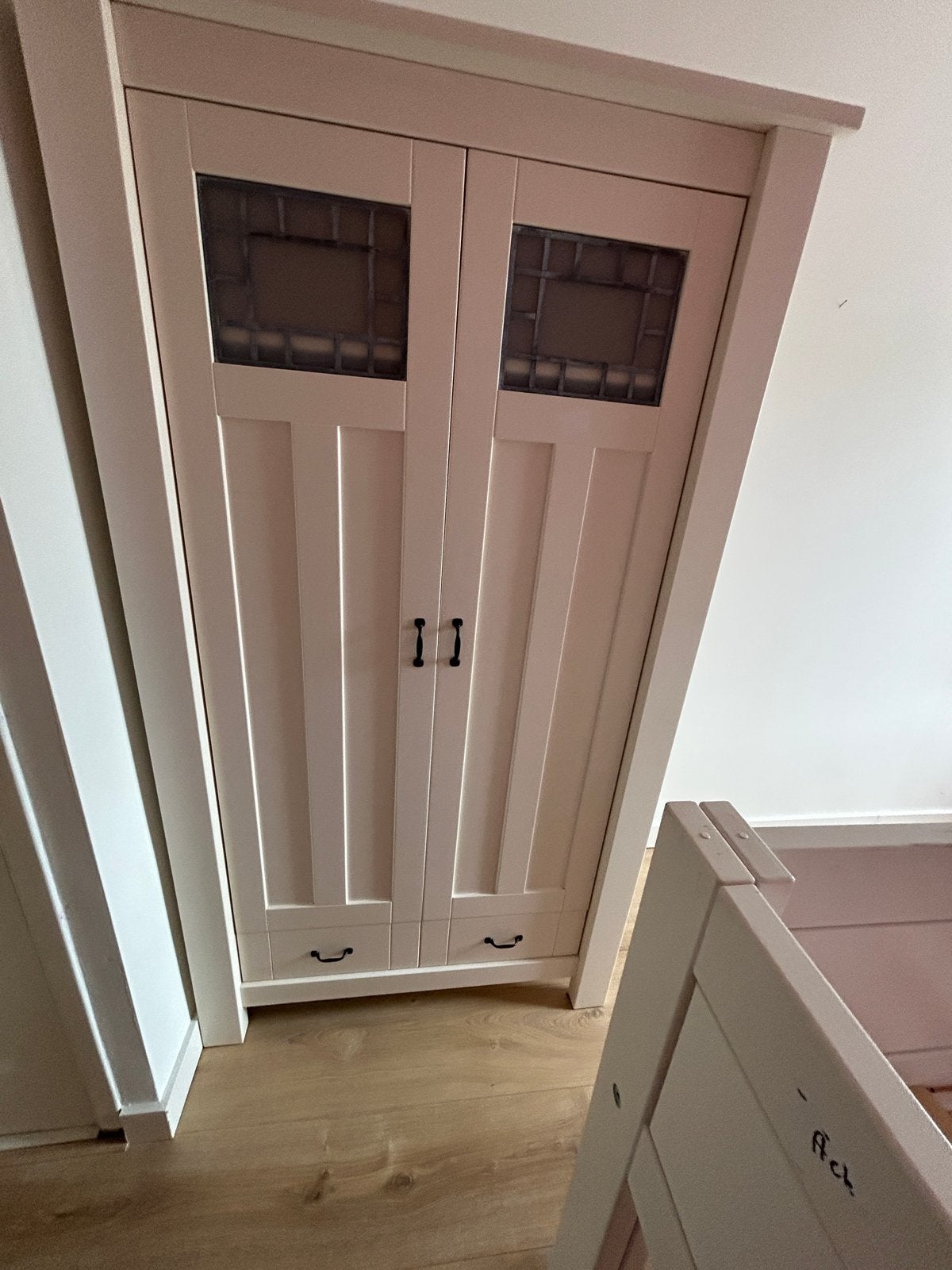 Witte kledingkast kind met glas in lood details, Kinderen en Baby's, Ophalen, Gebruikt, Minder dan 75 cm, 50 tot 70 cm