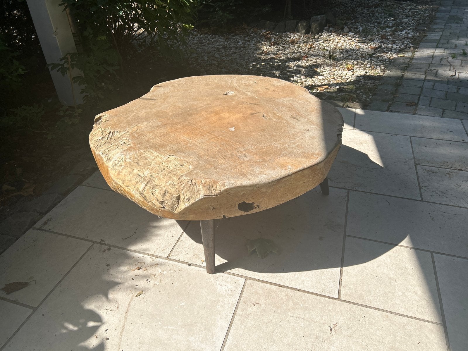 Boomstam Salontafel - Massief Hout met Vintage Metalen Poten, Ophalen, Gebruikt, Rond, 50 tot 100 cm