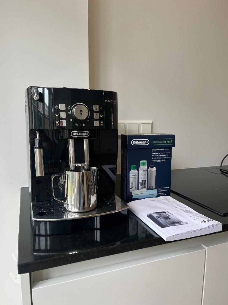 Delonghi Magnifica s espressomachine, Stoompijpje, Espresso apparaat, Zo goed als nieuw, 2 tot 4 kopjes