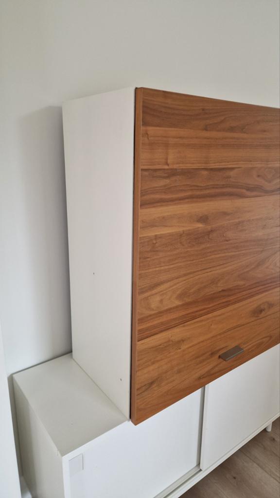 Hülsta wandkast eiken / gebroken wit met ophangsysteem, Ophalen, Gebruikt, 25 tot 50 cm, Minder dan 150 cm