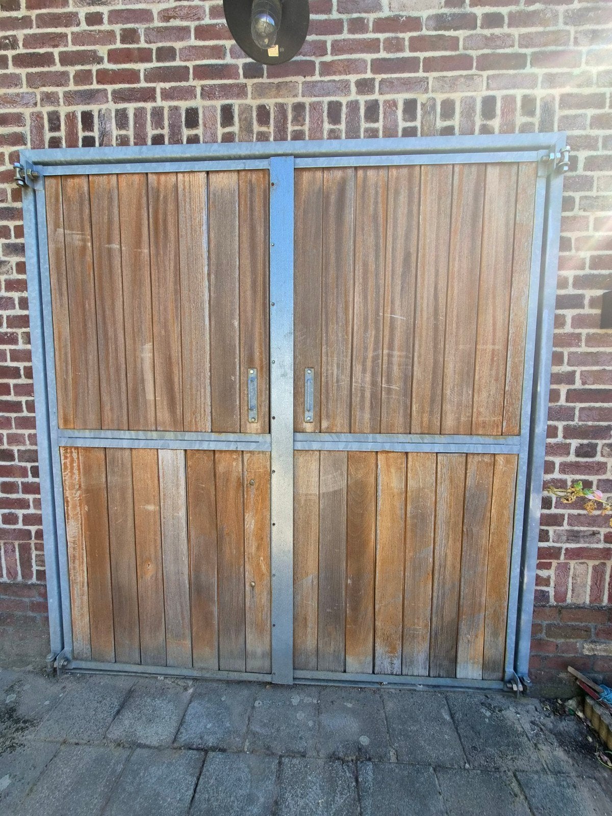 Robuuste houten dubbele staldeur met staal verzinkt frame, Doe-het-zelf en Verbouw, Deuren en Horren, Ophalen, Gebruikt, Garagedeur