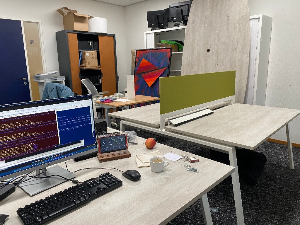 Kantoor inboedel met oa 5 werkplekken bureaus/vergadertafels, Zakelijke goederen, Vergader- of Presentatieruimte, Ophalen, Gebruikt