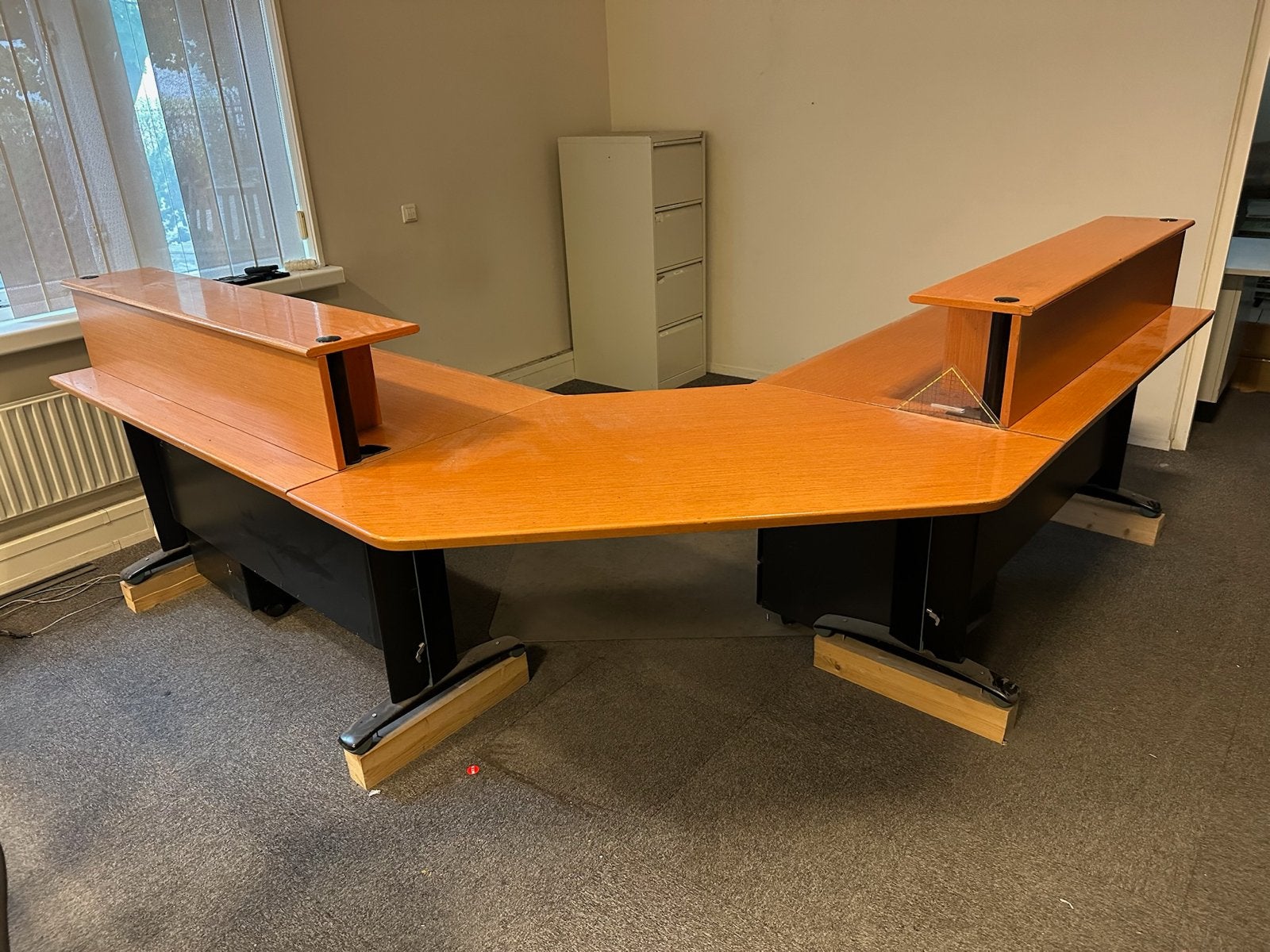 Groot hoekbureau * Receptie * kantoor *Balie *Werkplek, Gebruikt, Hoekbureau, Bruin, Ophalen of Verzenden