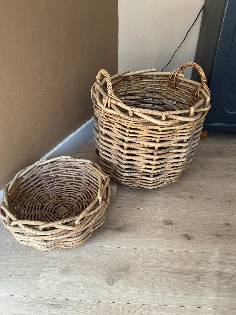 Twee rieten manden, Huis en Inrichting, Woonaccessoires | Schalen en Manden, Ophalen, Gebruikt, Gevlochten, Rond