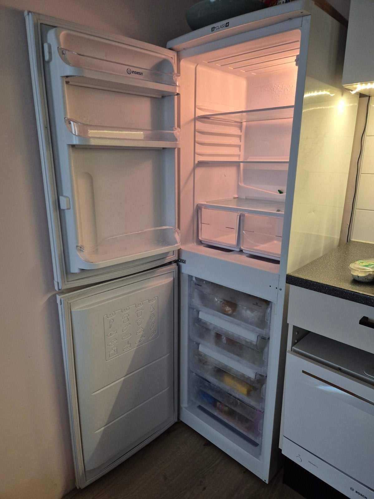 Indesit koel-vriescombinatie A+, Ophalen, Gebruikt, 200 liter of meer, Met aparte vriezer