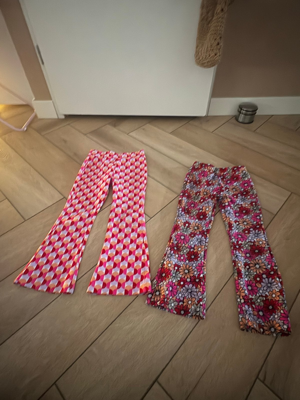 2 flared broeken met print 110, Ophalen of Verzenden, Zo goed als nieuw, Meisje, Broek