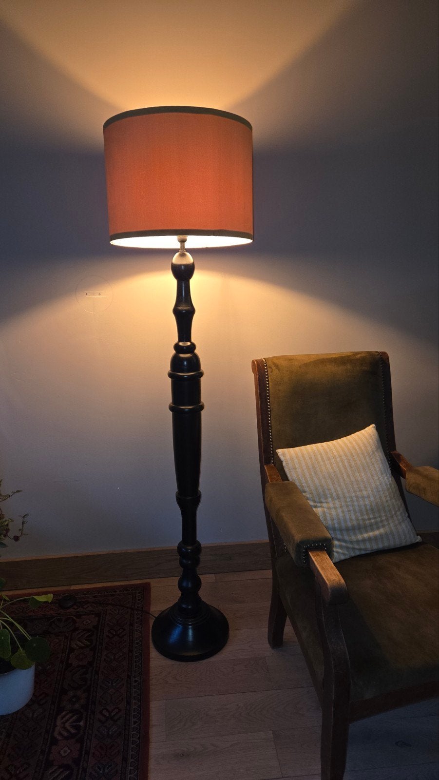 Vloerlamp met okergele kap, 1.68m hoog, kantelbaar, Huis en Inrichting, Lampen | Vloerlampen, Ophalen, Gebruikt, Textiel, 150 tot 200 cm