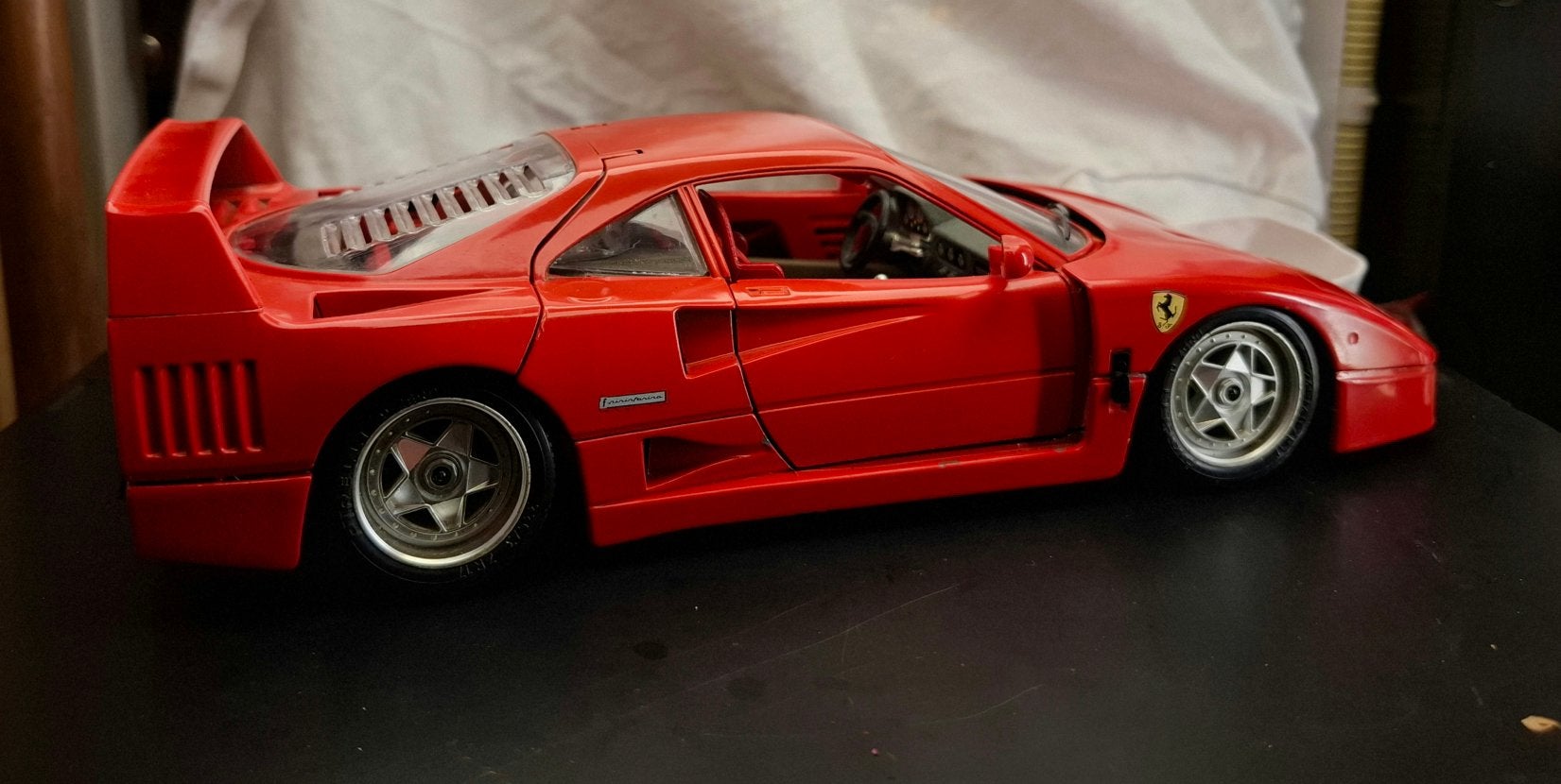 Bburago Ferrari f40 te koop , heeft paar puntjes ., Hobby en Vrije tijd, Modelauto's | 1:18, Ophalen of Verzenden, Gebruikt, Auto