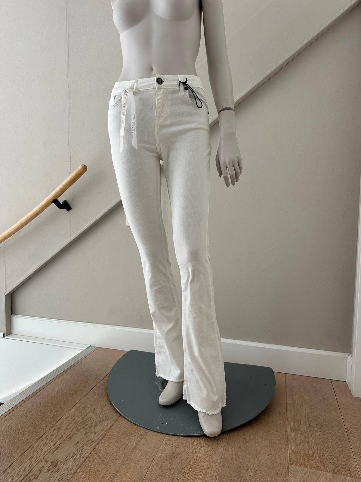 Zhrill off white flared jeans, maat 34/36. Nieuw!, Kleding | Dames, Ophalen of Verzenden, Nieuw, Wit, W27 (confectie 34) of kleiner