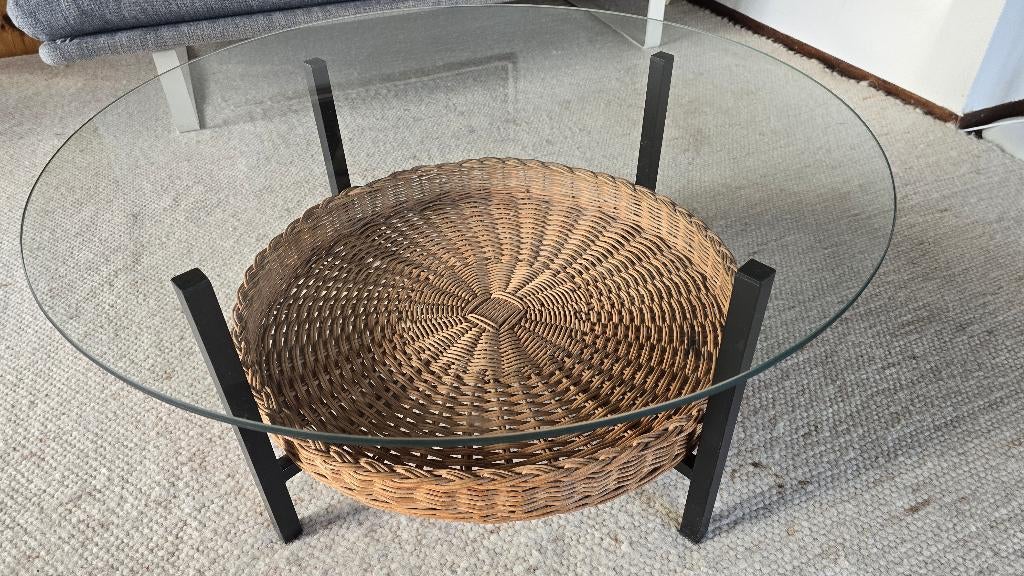 Ronde glazen salontafel met stevige rietenmand, Huis en Inrichting, Tafels | Salontafels, Ophalen, Gebruikt, 50 tot 100 cm, Rond