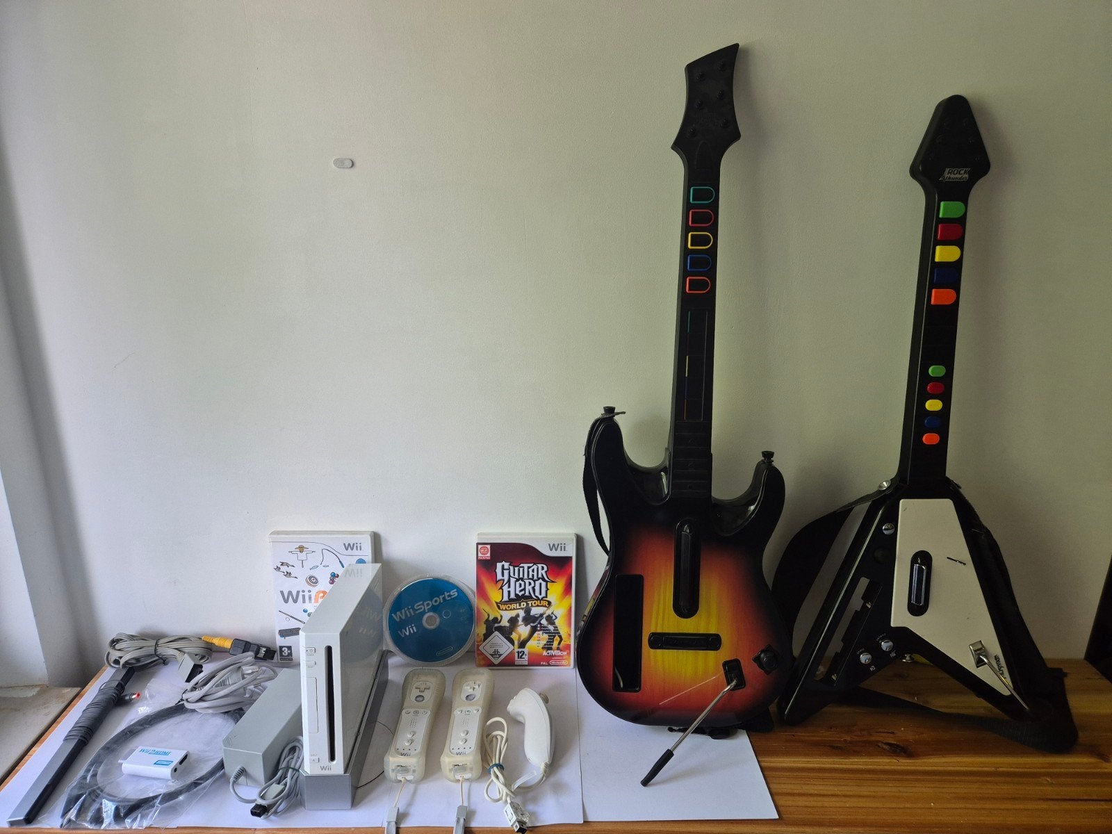 Complete Nintendo Wii Bundel - 2 Gitaren, 2 Wiimotes + Games, Ophalen of Verzenden, Refurbished, Met 2 controllers, Met games