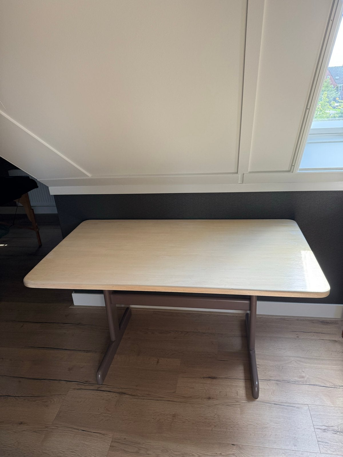 Bureau white wash blad met taupe kleur onderstel, Huis en Inrichting, Ophalen, Gebruikt, 100 tot 150 cm, Tot twee personen