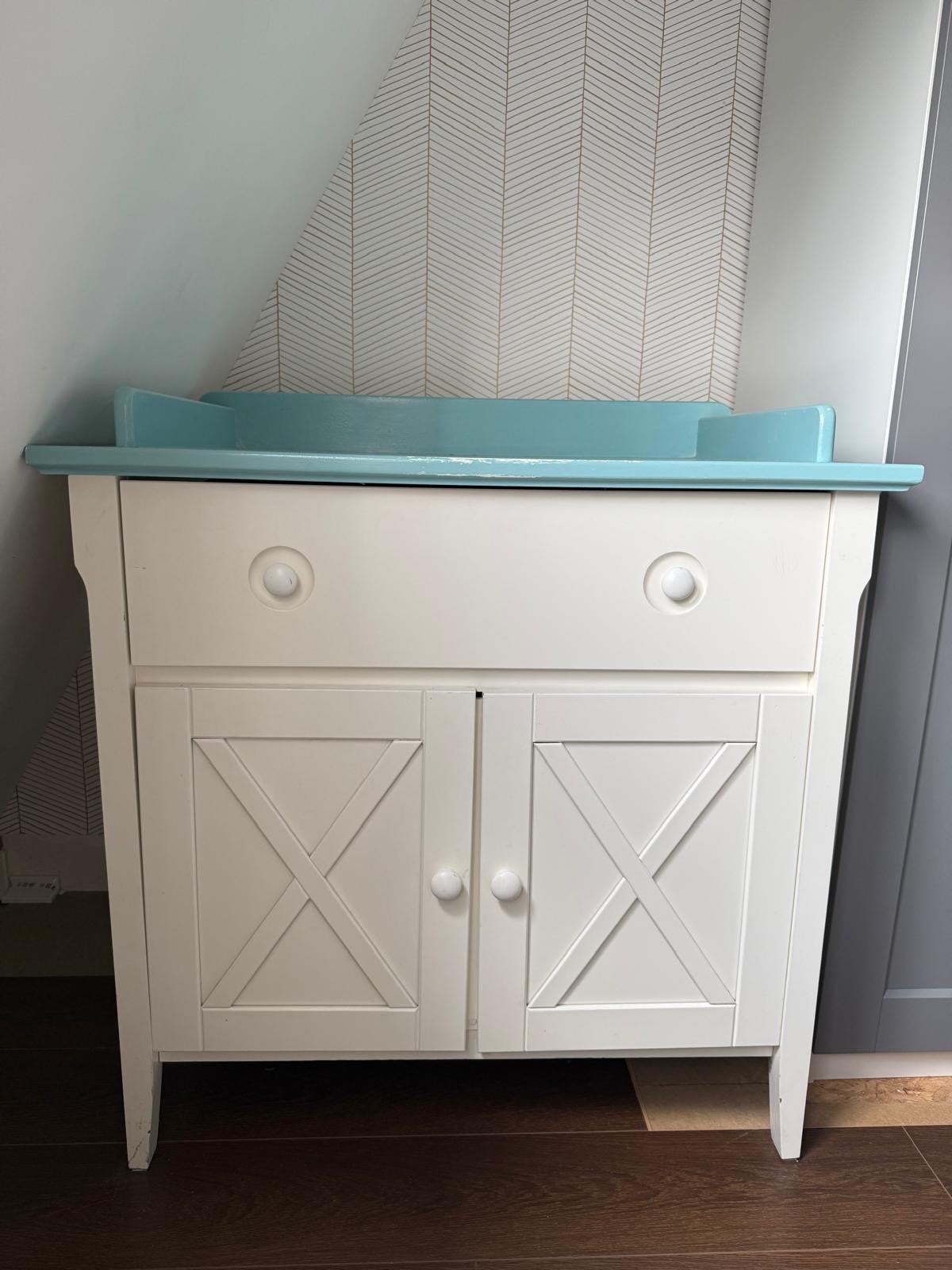 Gratis - Witte commode met blauwe opstaande rand, Ophalen, Gebruikt, 50 tot 70 cm, 75 tot 100 cm